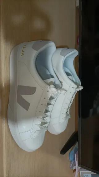 Zapatillas Veja Blancas y Grises Nuevas