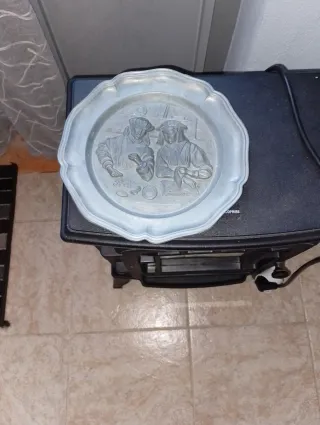 Piatto in peltro da appendere