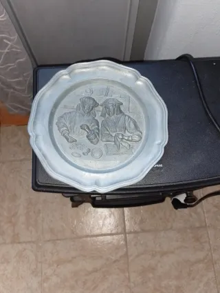 Piatto in peltro da appendere