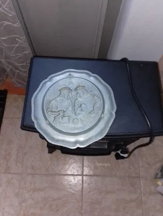 Piatto in peltro da appendere