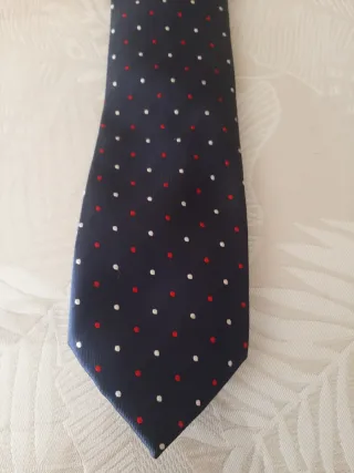 Corbata azul con lunares rojos y blancos