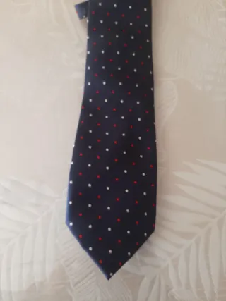 Corbata azul con lunares rojos y blancos