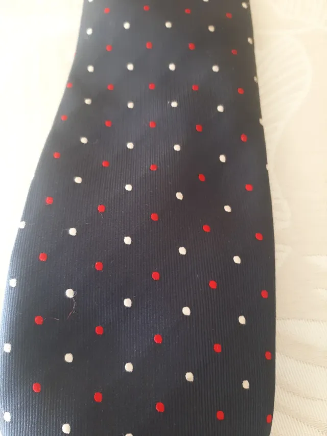 Corbata azul con lunares rojos y blancos