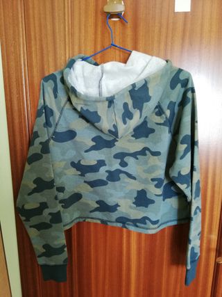 Sudadera corta camuflaje con capucha