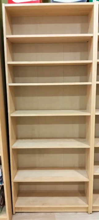 Estanterías de madera color beige