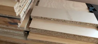 Estanterías de madera color beige