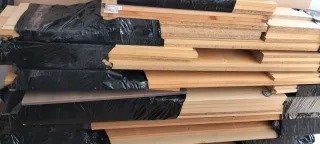 Estanterías de madera color beige