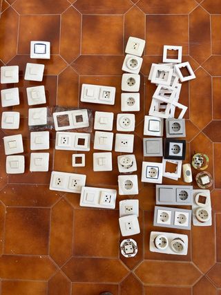Lote de 40 enchufes e interruptores