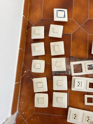 Lote de 40 enchufes e interruptores