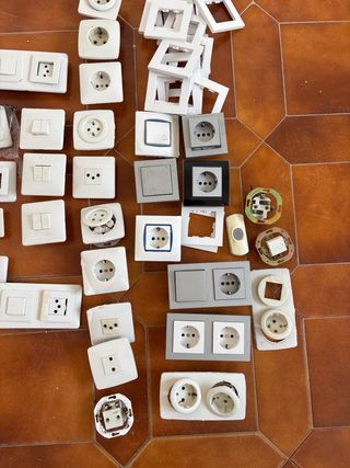 Lote de 40 enchufes e interruptores