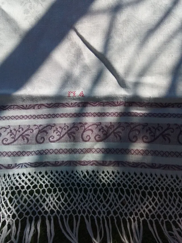 Toalla antigua de lino beige y blanco