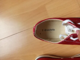 Zapatillas rojas y blancas