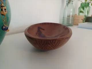 Cuenco artesanal de madera con elefante