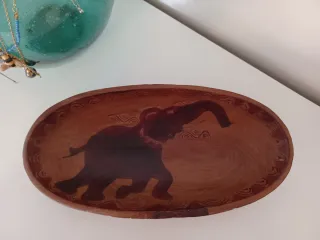 Cuenco artesanal de madera con elefante