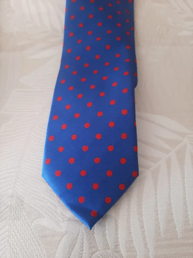 Corbata azul con puntos rojos