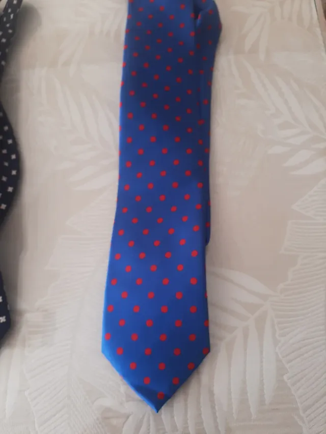 Corbata azul con puntos rojos