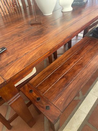 Mesa de comedor de madera con sillas