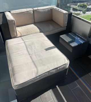 Sofá exterior chaise longue y mesa