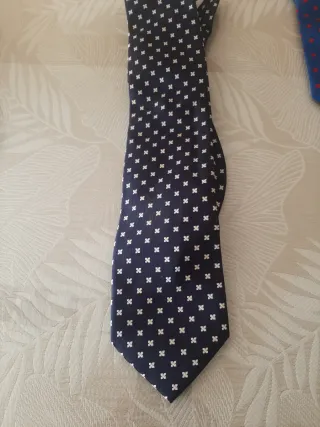 Corbata azul con estampado blanco