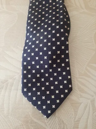 Corbata azul con estampado blanco