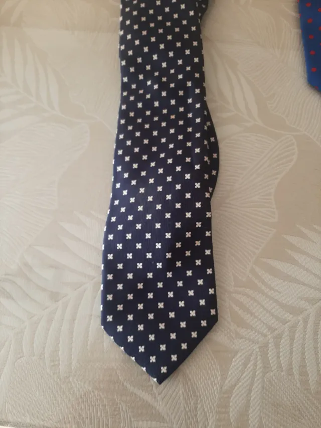 Corbata azul con estampado blanco