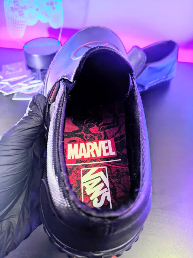 Vans Slip-On Black Widow Marvel