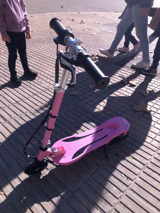 Patinete eléctrico rosa para niña