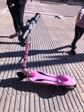 Patinete eléctrico rosa para niña