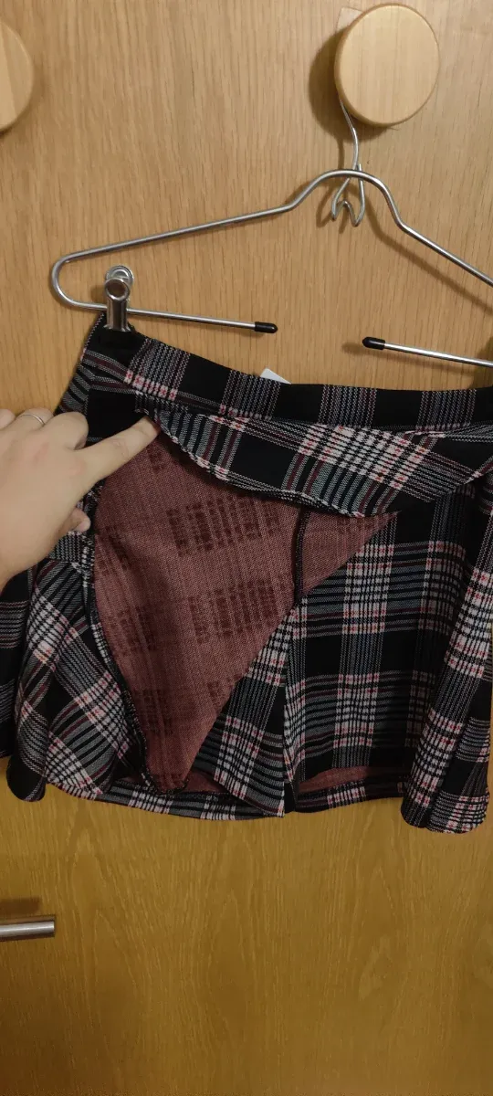 Falda-pantalón mini Stradivarius cuadros negro y r