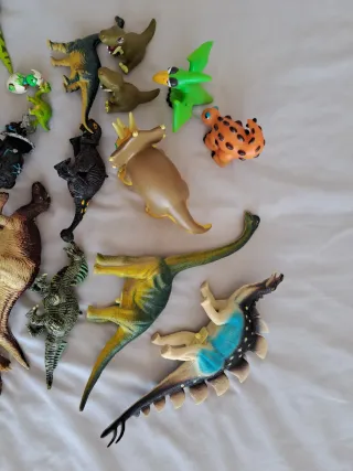 Lote de dinosaurios de juguete variados