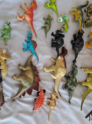 Lote de dinosaurios de juguete variados