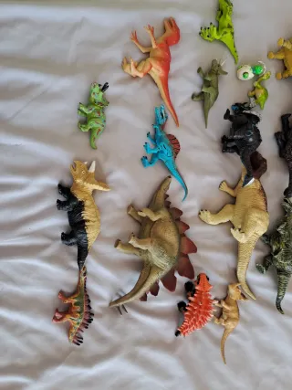 Lote de dinosaurios de juguete variados