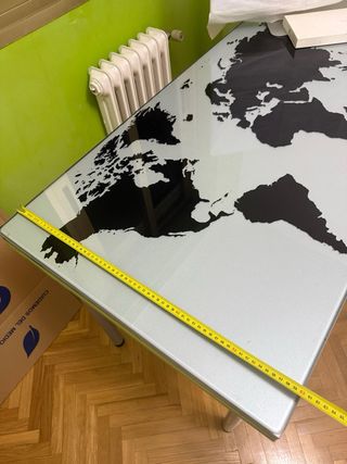 Escritorio Ikea con tapa de cristal mapamundi