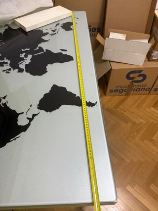Escritorio Ikea con tapa de cristal mapamundi