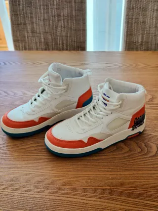 Botines blancos y naranjas