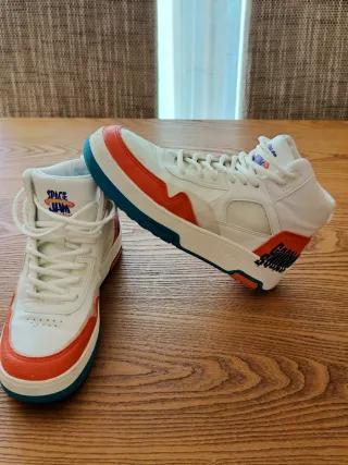 Botines blancos y naranjas