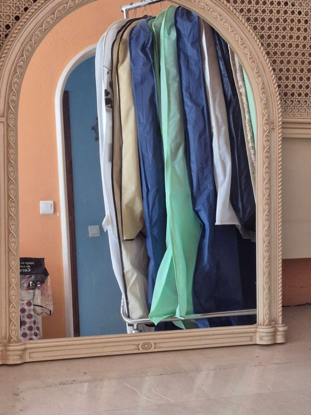 Espejo de tocador con marco decorado