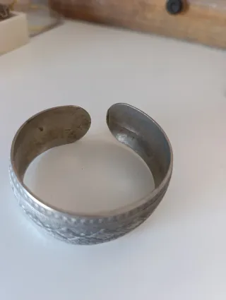 Pulsera plateada con diseño grabado