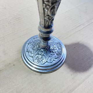 Candelabro de metal plateado