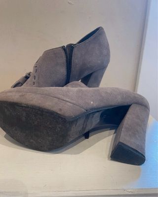 Zapatos de tacón grises con flecos