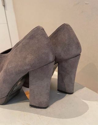 Zapatos de tacón grises con flecos