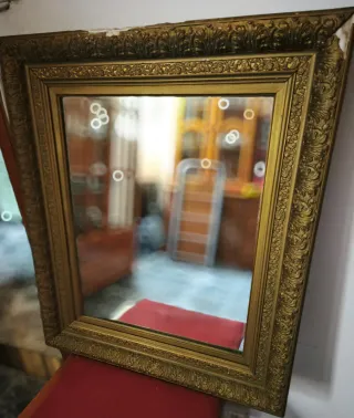Espejo antiguo con marco dorado
