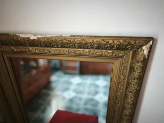 Espejo antiguo con marco dorado