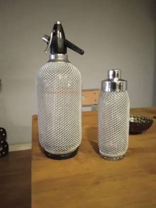 Sifón antiguo y coctelera a juego