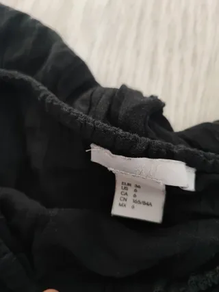 Camiseta negra de un hombro