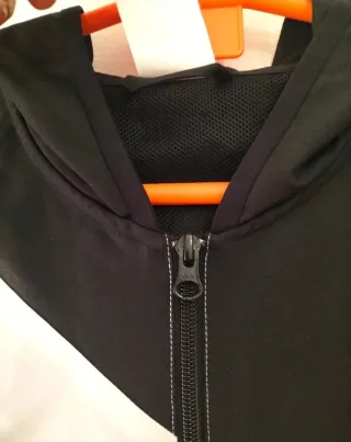 Chaqueta deportiva Reebok blanca y negra