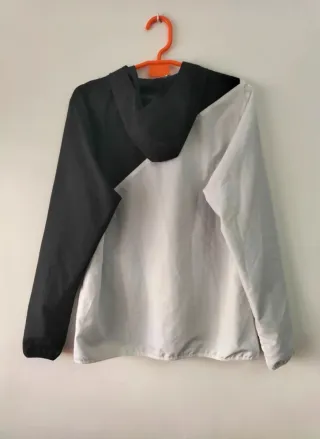 Chaqueta deportiva Reebok blanca y negra