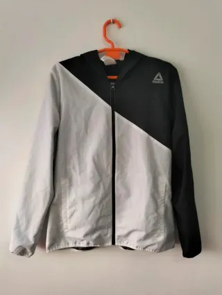 Chaqueta deportiva Reebok blanca y negra