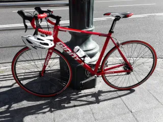 Bicicleta de carretera Giant Roja