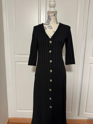 Vestido negro Stradivarius canalé botones beiges